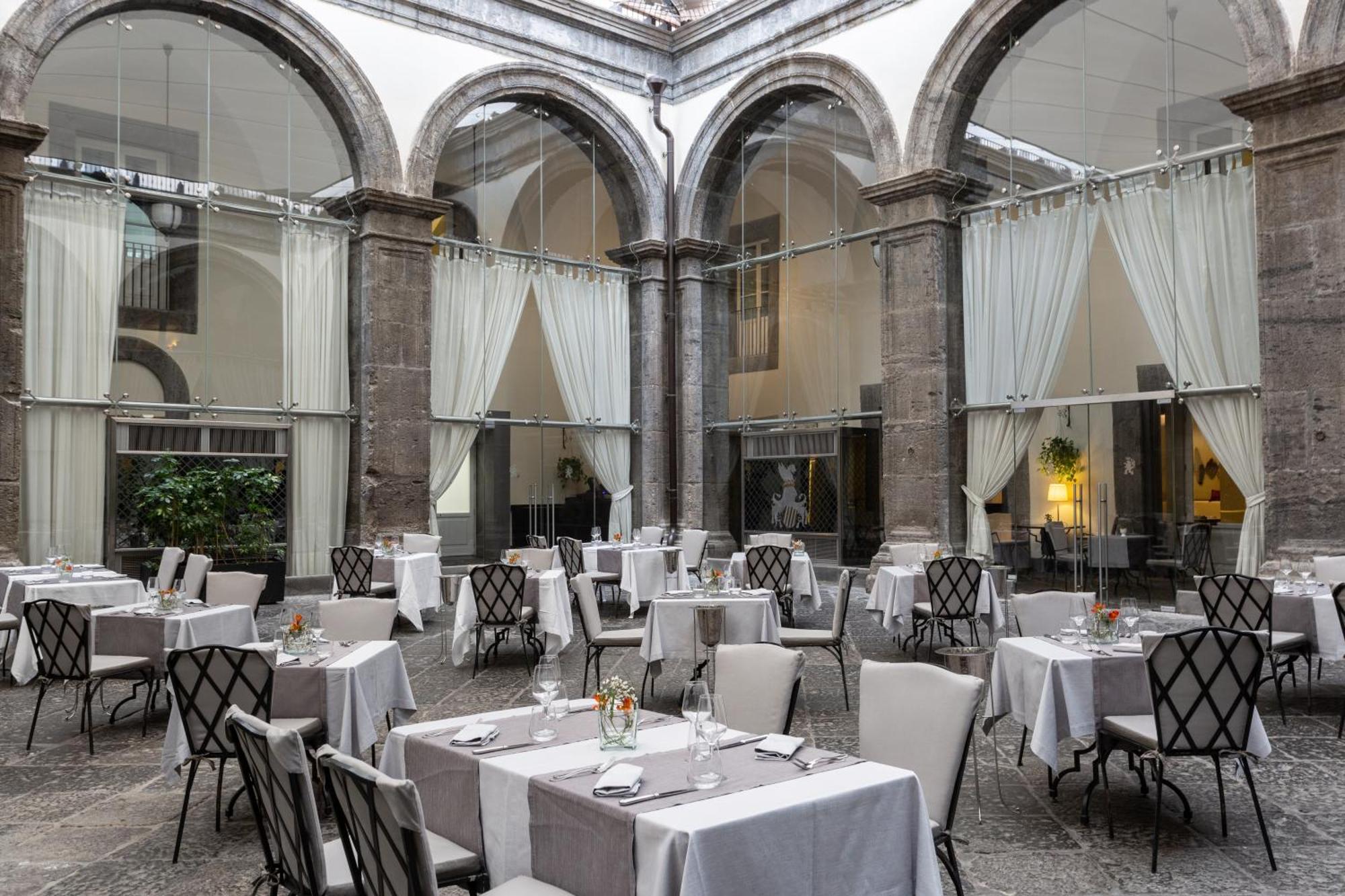 Palazzo Caracciolo 4* Nápoles