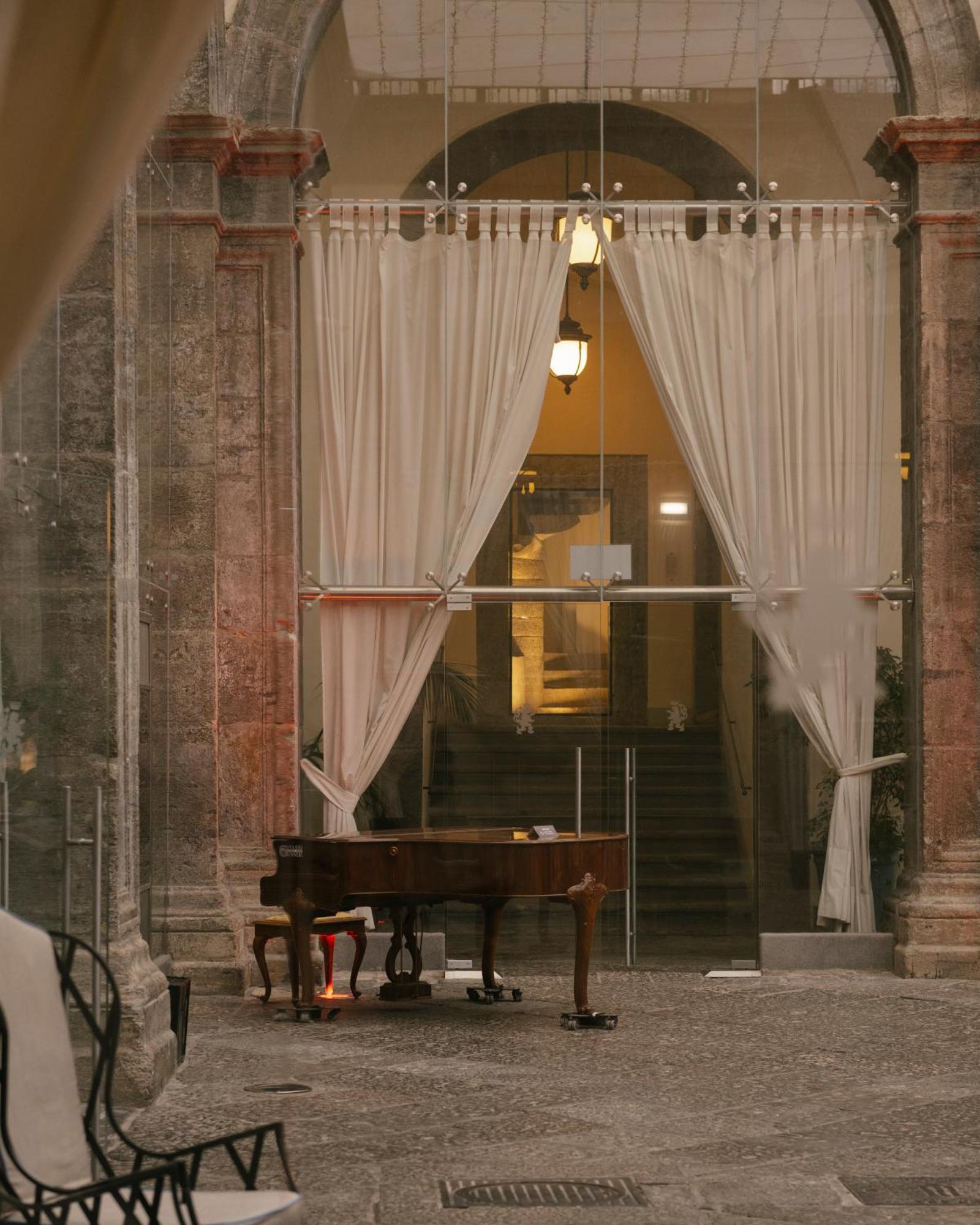 Palazzo Caracciolo 4* Nápoles